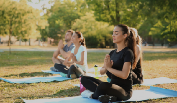 Yoga im Freien – bei sommerlichen Temperaturen